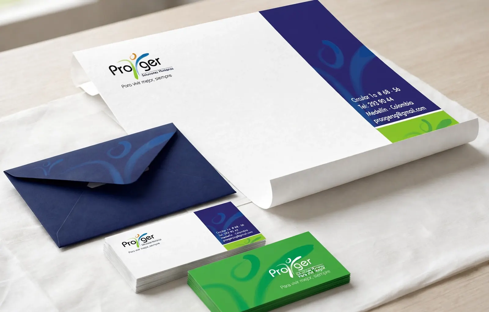 Papelería corporativa: sobre, hoja carta y tarjetas en azul y verde
