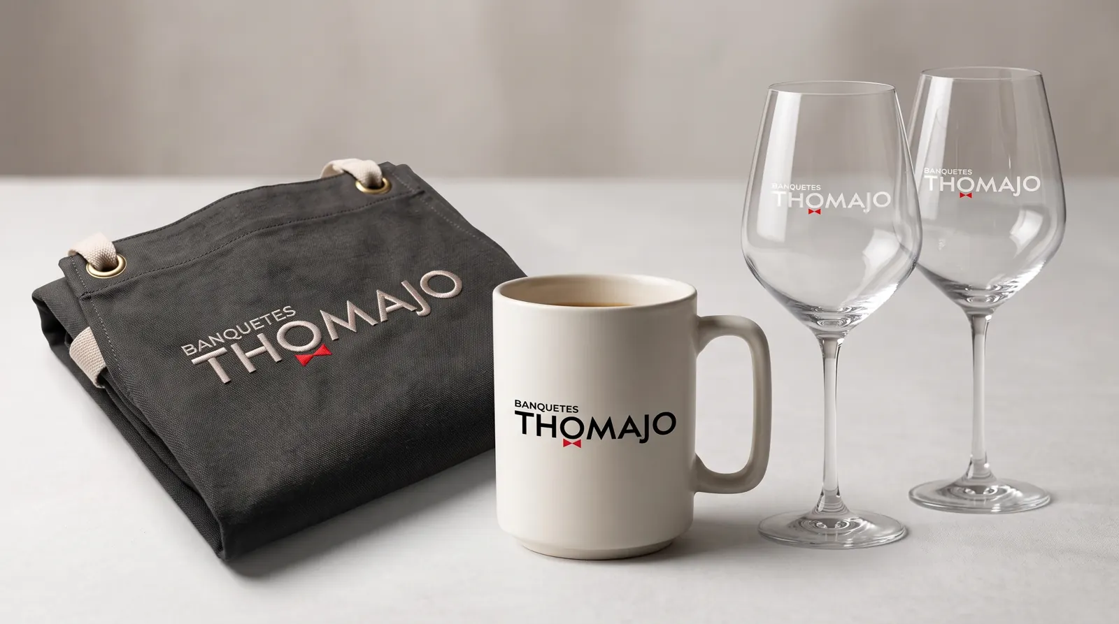 Delantal, mug y copas personalizados con el logo de un cliente de banquetes