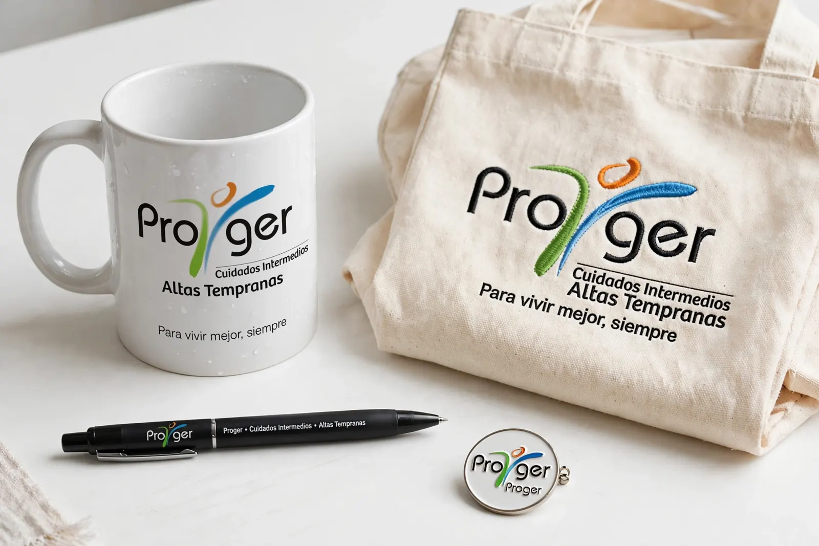 Mug, bolígrafo, botón y tote personalizados con la identidad de un cliente