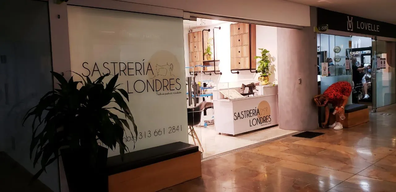 Vinilo en el vidrio de la entrada de un local comercial